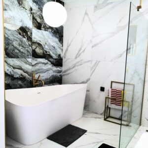 baignoire iîot salle de bain marbre